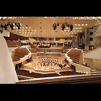Berlin, Philharmonie, Blick vom Block C rechts auf die Orchesterbhne und zur Orgel