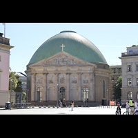 Berlin, St. Hedwigs-Kathedrale, Fassade nach der Umgestaltung 2025