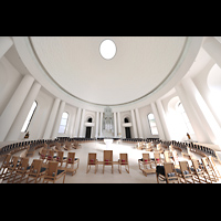 Berlin, St. Hedwigs-Kathedrale, Innenraum mit Blick zur Orgel und in die Kuppel