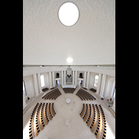Berlin, St. Hedwigs-Kathedrale, Blick vom Kuppelumgang in die Kirche, Kuppel und zur Orgel mit Sonnenreflex.