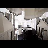 Berlin, St. Hedwigs-Kathedrale, Blick ber den Spieltisch und das Rckpositiv in die Kirche