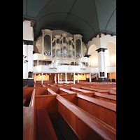 Leer, Groe Kirche, Seitlicher Blick zur Orgel (beleuchtet)