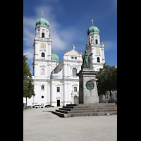 Passau, Dom St. Stephan, Domplatz mit Denkmal des bayerischen Knigs Maximilian I. (1824) und Dom