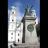 Passau, Dom St. Stephan, Denkmal des bayerischen Knigs Maximilian I. (1824) und Domfassade