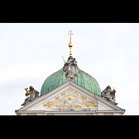 Passau, Dom St. Stephan, Tympanon in der Mitte der Westfassade und Helm des Vierungsturms