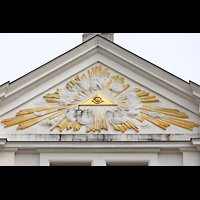 Passau, Dom St. Stephan, Giebeldreieck mit vergoldetem Relief des Augues Gottes und Trinittssymbol
