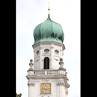 Passau, Dom St. Stephan, Linker Turmhelm mit Uhr und Inschrift '1674'