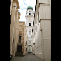 Passau, Dom St. Stephan, Zengergasse mit Blick zum rechten Turm