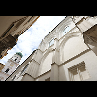 Passau, Dom St. Stephan, Blick von der Zengergasse nach oben auf Turm und sptgotische Chorwand