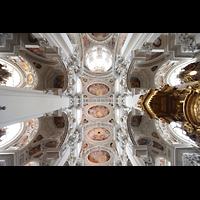 Passau, Dom St. Stephan, Blick von der Kanzel zur Decke