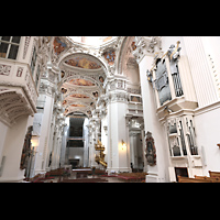 Passau, Dom St. Stephan, Seitlicher Blick auf Chororgel und neue nrdliche Balkonorgel (im Schweller)
