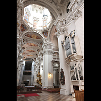 Passau, Dom St. Stephan, Seitlicher Blick auf Chororgel und neue nrdliche Balkonorgel (im Schweller)