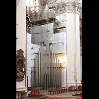 Passau, Dom St. Stephan, Ausgebaute gelagerte Prospektpfeifen der Hauptorgel und neue sdliche Balkonorgel