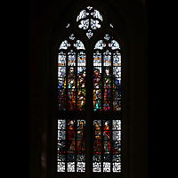 Rheine, St. Dionysius, Buntes Glasfenster an der Westwand -Thema: 'Musik zur Ehre Gottes'