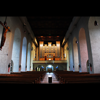 Aschaffenburg, Herz-Jesu-Kirche, Innenraum / Hauptschiff in Richtung Orgel