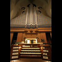 Berlin, Heilig-Kreuz-Kirche, Spieltisch und Orgel