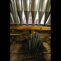 Engelberg, Klosterkirche, Orgel-Inneres mit Blick in die Kirche