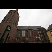 Weeze, St. Cyriakus, Turm und Seitenansicht