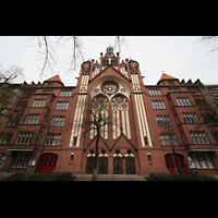 Berlin, Heilig-Kreuz-Kirche, In Huserfront eingebaute Fassade