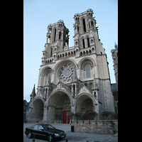 Laon, Cathdrale, Fassade in der Dmmerung