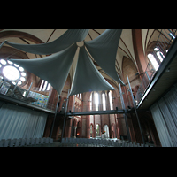 Berlin, Heilig-Kreuz-Kirche (Kirche zum Heiligen Kreuz), Innenraum / Hauptschiff in Richtung Chor