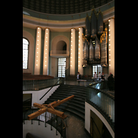 Berlin, St. Hedwigs-Kathedrale, Orgel und Kreuz-Installation ber der Krypta