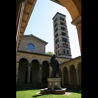 Potsdam, Friedenskirche am Park Sanssouci, Atrium mit Christusstatue