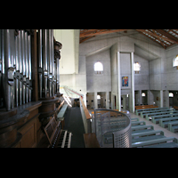 Mainz, St. Bernhard, Blick vom Spieltisch in die Kirche