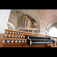 Dachau, St. Jakob, Elektrischer Spieltisch mit Blick zur Orgel