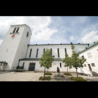 Mnchen (Munich), Pfarrkirche Heilige Familie, Auenansicht von der Seite