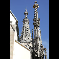 Rottenburg, Dom St. Martin, Turmhelm des Doms (links) und Spitze des Marktbrunnens (rechts)