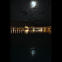 Troms, Ishavskatedralen (Eismeer-Kathedrale), Ansicht vom Hafen / Hurtigruten-Anleger bei Nacht