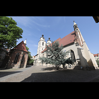 Wittenberg, Stadtkirche St. Marien, Sdansicht mit Kirchplatz und Fronleichnamskapelle aus dem 15. Jh. (links)