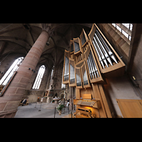 Nrnberg (Nuremberg), Frauenkirche am Hauptmarkt, Orgel mit Spieltisch und Blick in die Kirche