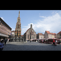 Nrnberg (Nuremberg), Frauenkirche am Hauptmarkt, Hauptmarkt, links der 19 Meter hohe Schne Brunnen (Ende des 14. Jh.)