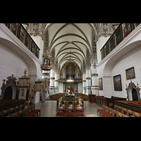 Wolfenbttel, Hauptkirche Beatae Mariae Virginis, Innenraum in Richtung Orgel, vorn das Taufbecken mit schmiedeeisernem Gitter