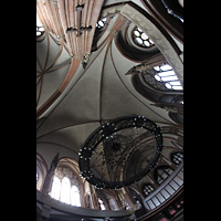 Berlin, Stephanuskirche, Vierung mit groem Leuchter und Blick zur Orgel