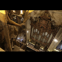 Sevilla, Catedral, Blick vom Dach der Evangelienorgel zur Epistelorgel und ins Querhaus