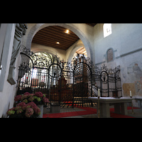 Reichenau, Mnster St. Maria und Markus Mittelzell, Barockes Chorgitter von 1746, dahinter der Heilig-Blut-Altar von 1739