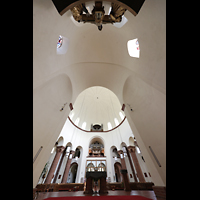 Berlin, St. Marien (Maria unter dem Kreuz), Blick vom Chorraum zur Orgel, oben die Kreuzgruppe im Chor