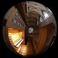 Freiburg, Mnster Unserer Lieben Frau, Spieltisch der Langhausorgel, rechts das Rckpositiv und Blick in Richtung Chor