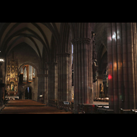 Freiburg, Mnster Unserer Lieben Frau, Blick vom nrdlichen Seitenschiff auf den Seitenaltar und zur Marienorgel