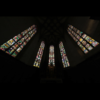 Fribourg (Freiburg), Cathdrale Saint-Nicolas, Bunde Glasfenster im Chorraum