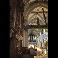 Fribourg (Freiburg), Cathdrale Saint-Nicolas, Blick vom Spieltisch der Chororgel zur Hauptorgel