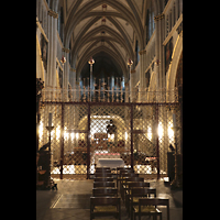 Fribourg (Freiburg), Cathdrale Saint-Nicolas, Innenraum in Richtung Hauptorgel durchs Chorgitter hindurch gesehen