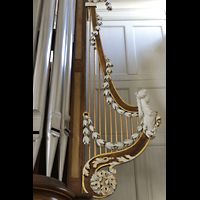 Vevey, Sainte-Claire, Geschnitzte Verzierung in Harfenform am Orgelgehuse