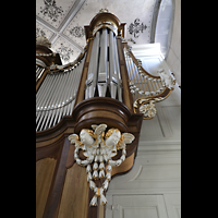 Vevey, Sainte-Claire, Geschnitzte Verzierung in Harfenform und Figuren am Orgelgehuse