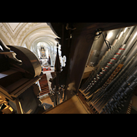 Luzern, Hofkirche St. Leodegar, Pfeifen des Oberwerks mit Blick in die Kirche, links die Spitzen des 32'-Prinzipals