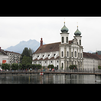 Luzern, Jesuitenkirche, Auenansicht ber den Mndungsarm der Reuss, hinten der Pilatus (2.128 m)