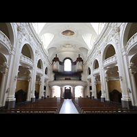 Schwyz, Kollegiumskirche, Innenraum in Richtung Orgel (beleuchtet)